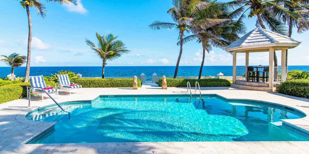 Terraza de la piscina y vistas al mar