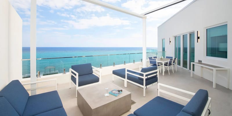 Balcón privado al aire libre frente al mar