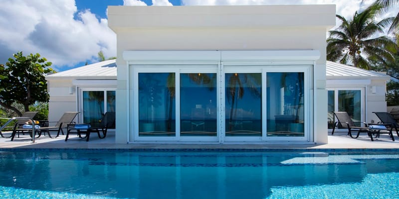 Piscina y entorno frente al mar