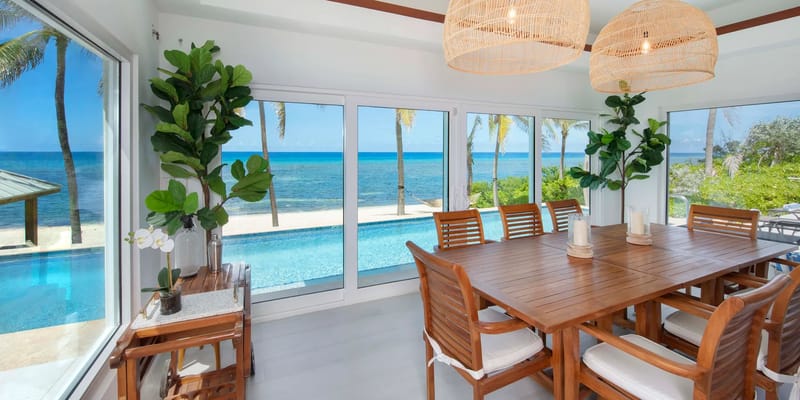 Zona de comedor con vistas al mar