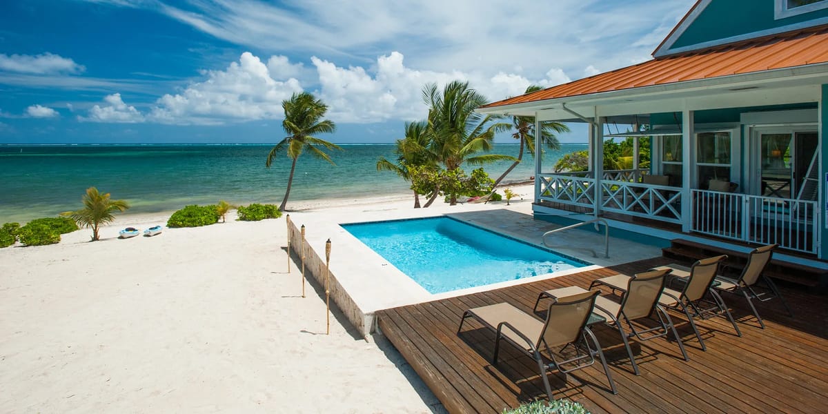 Vista a la piscina y al mar