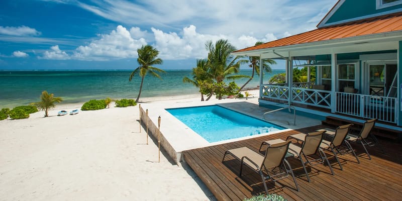 Vista a la piscina y al mar