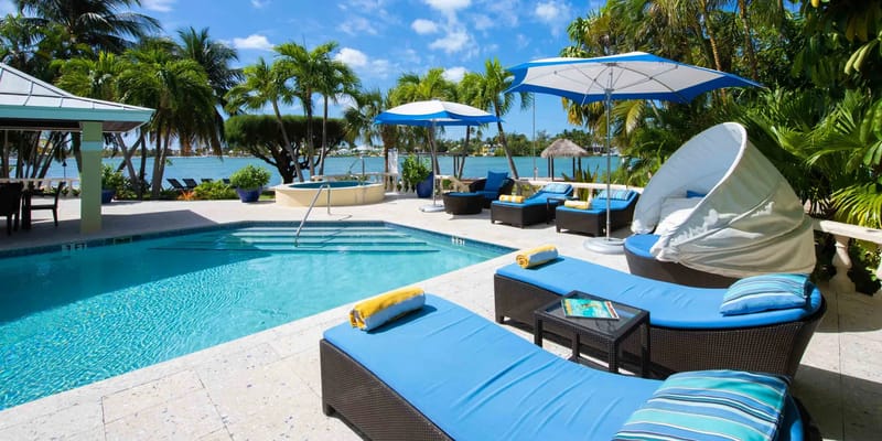 Terraza de la piscina de Kaiku