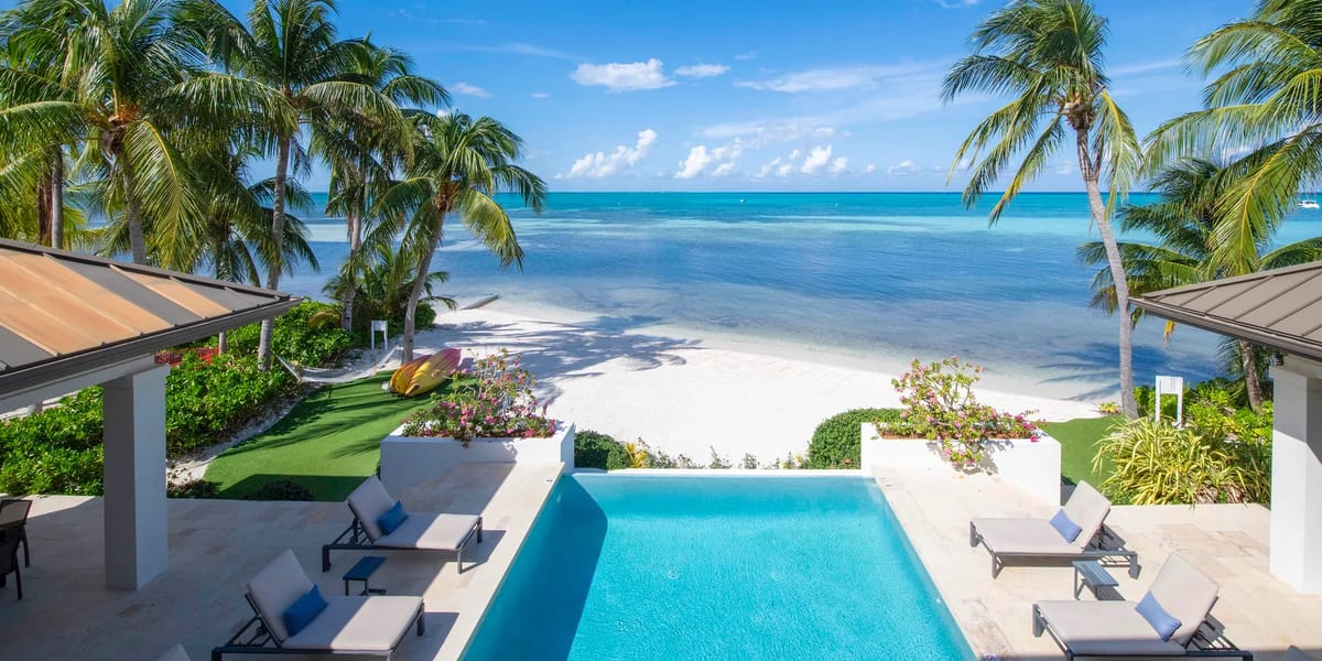 Vista de la piscina y la playa desde el balcón
