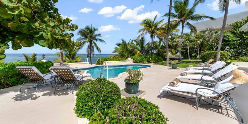 Vista de la piscina y del mar