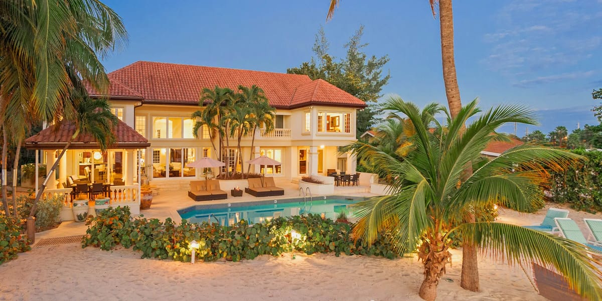 Exterior y piscina de Coconut Walk al anochecer