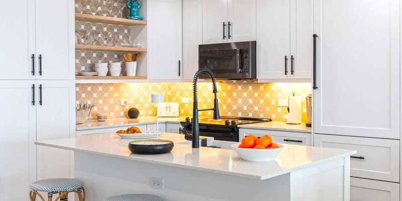Cocina y barra de desayuno