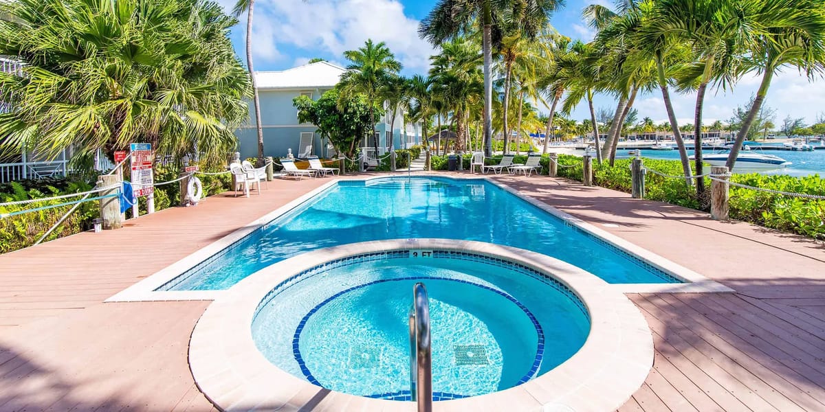 Piscina comunitaria y spa climatizado