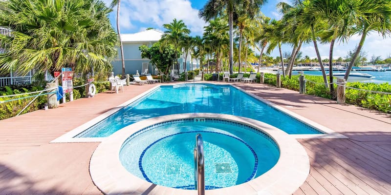 Piscina comunitaria y spa climatizado