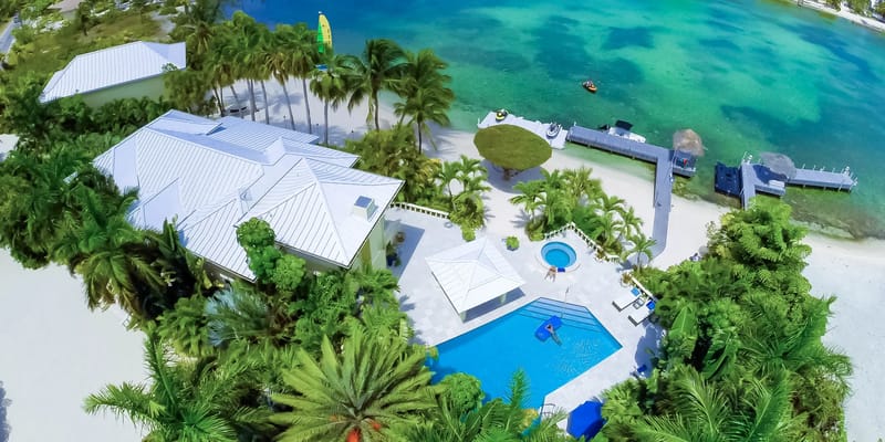 Vista aérea de la propiedad y la piscina