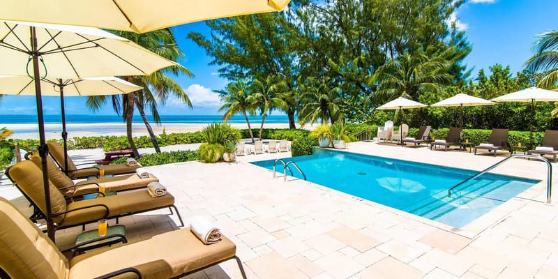 Terraza de la piscina y vista al mar