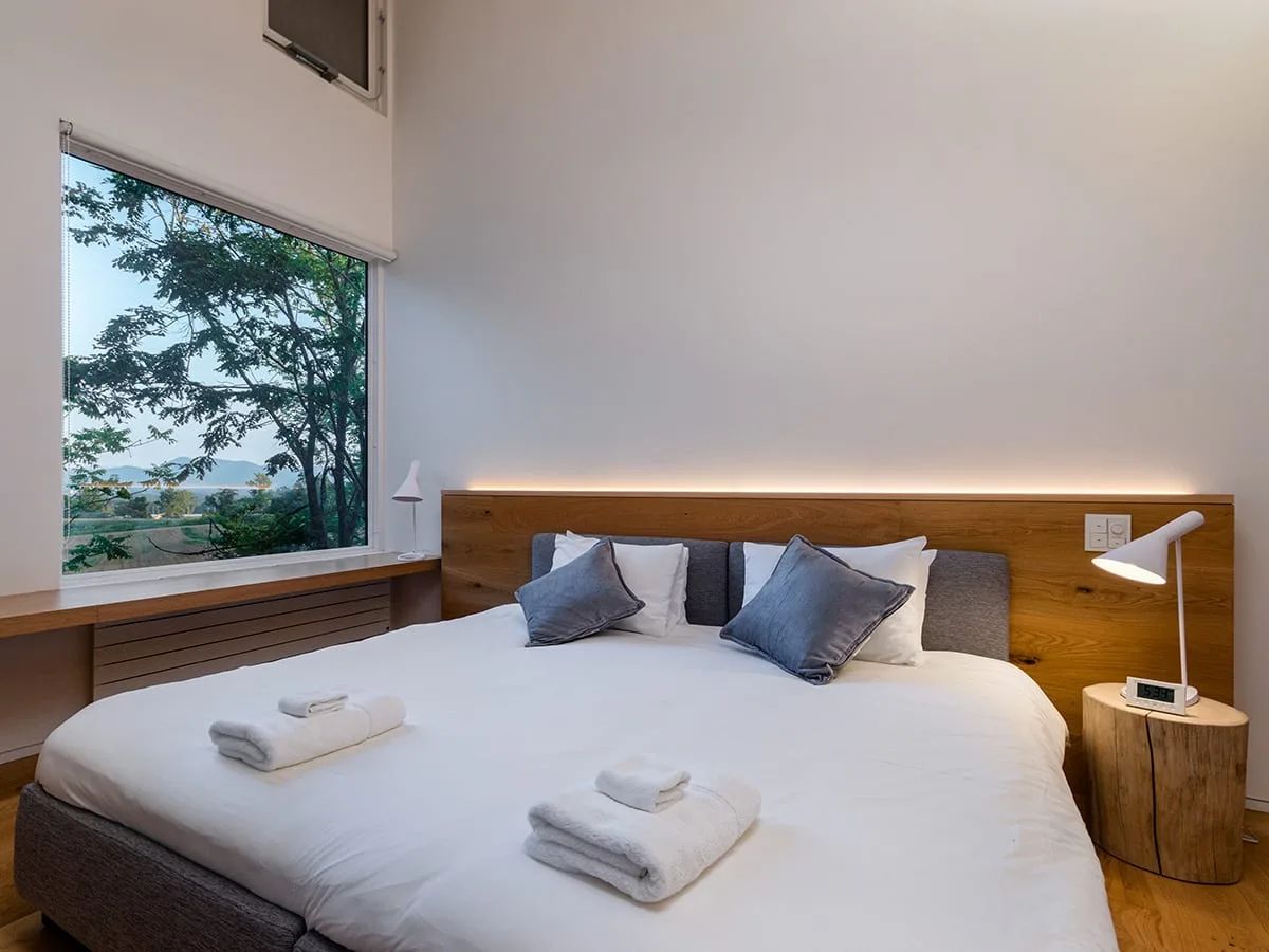 Dormitorio con vistas al bosque