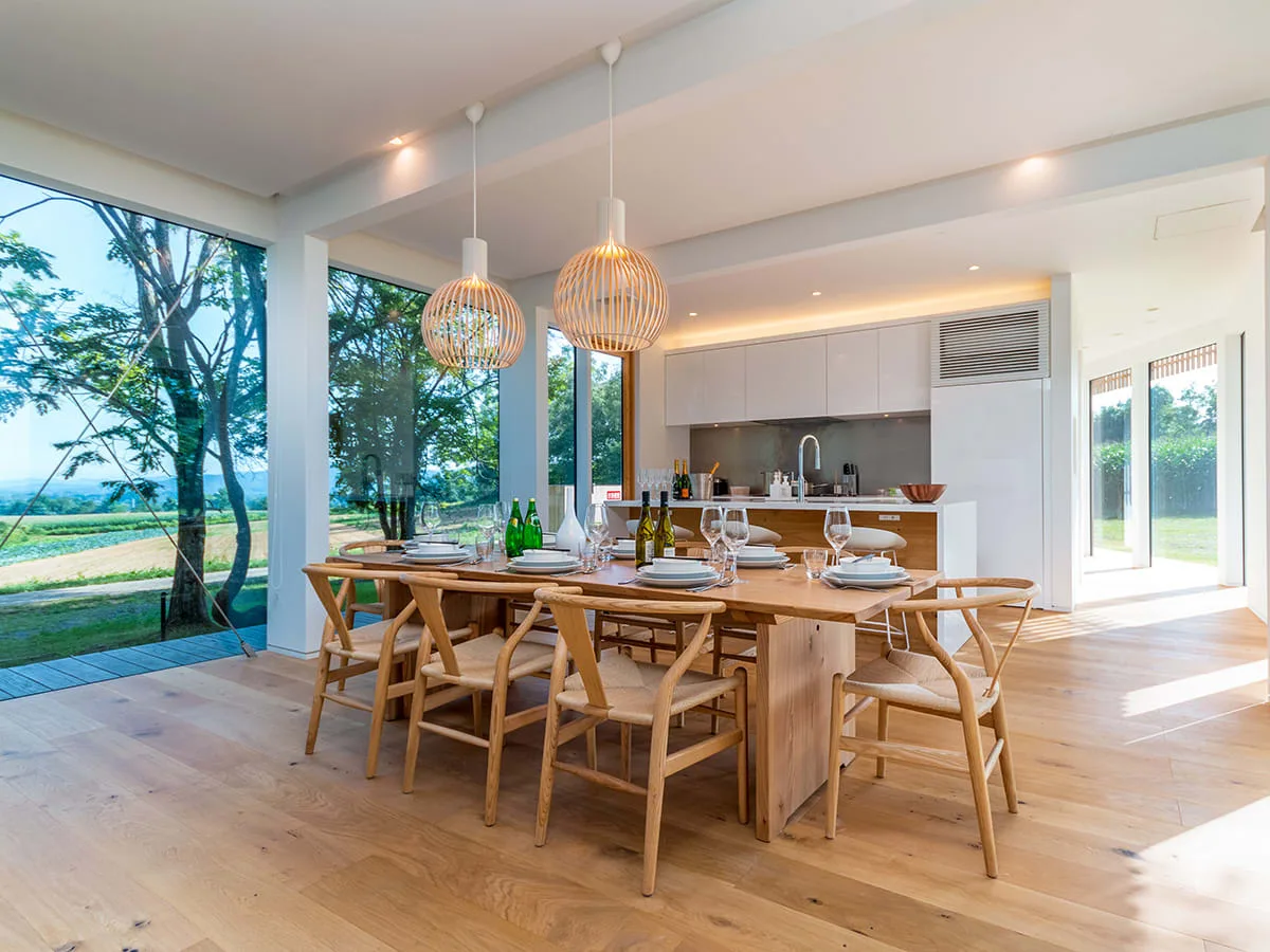 Zona de cocina y comedor