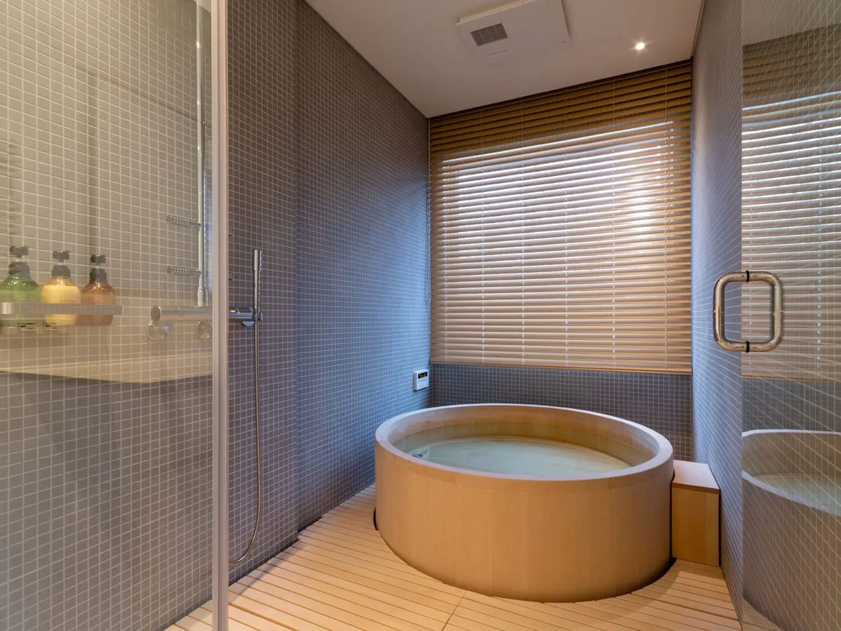 Cuarto de baño con bañera de estilo japonés