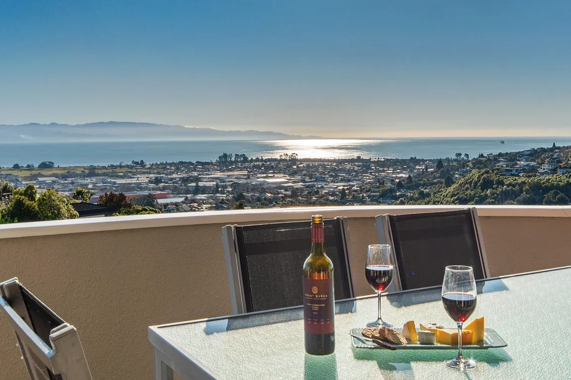 Sunny Bayview Retreat
