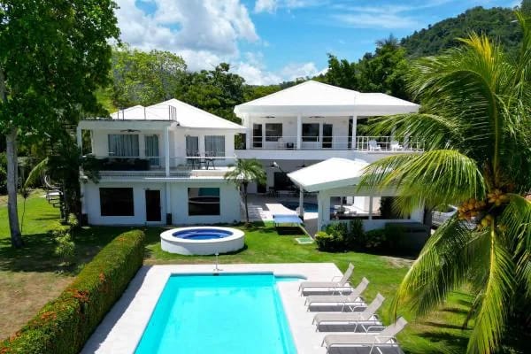 Casa Blanca, propiedad frente a la playa · 2