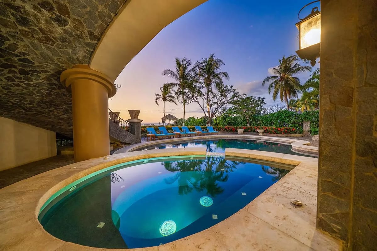 FL-01 — Beachfront Villa with Chef Service