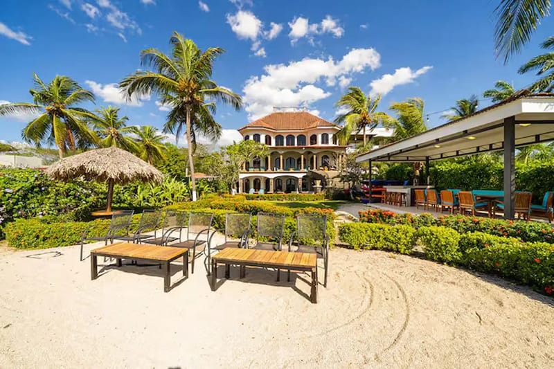 FL-01 — Beachfront Villa with Chef Service