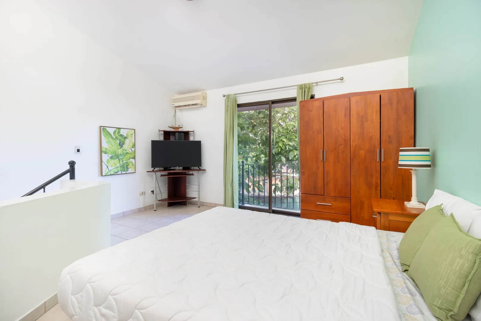 Two Coco Queens: Bedroom with Loft