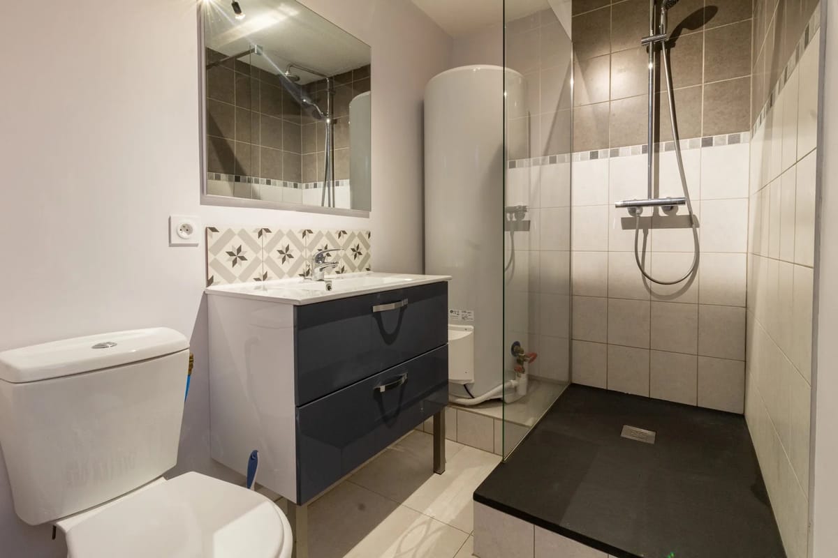 Baño con ducha e inodoro