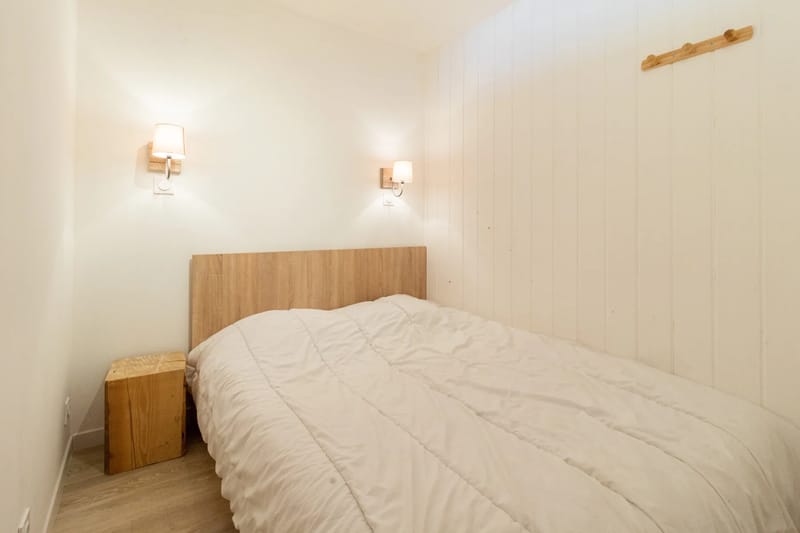 Dormitorio con cama queen