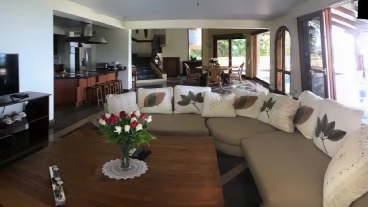 FL-04 — Flamingo Beach Home for a Vacation Villa