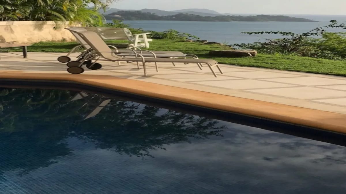 FL-04 — Flamingo Beach Home for a Vacation Villa