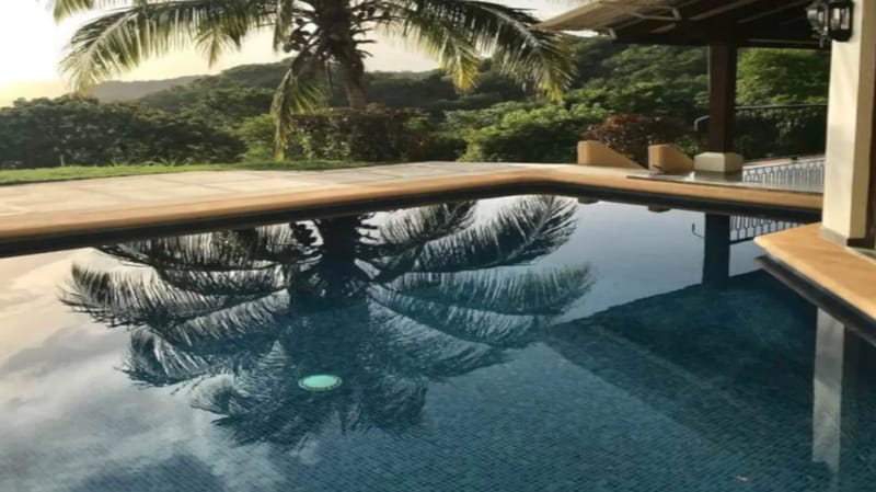 FL-04 — Flamingo Beach Home for a Vacation Villa