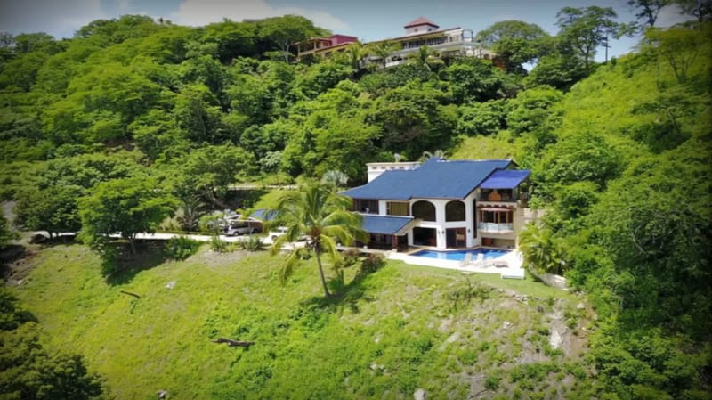 FL-04 — Flamingo Beach Home for a Vacation Villa