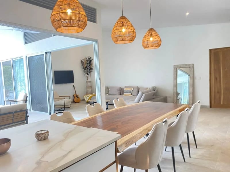 Zona de comedor con luces colgantes