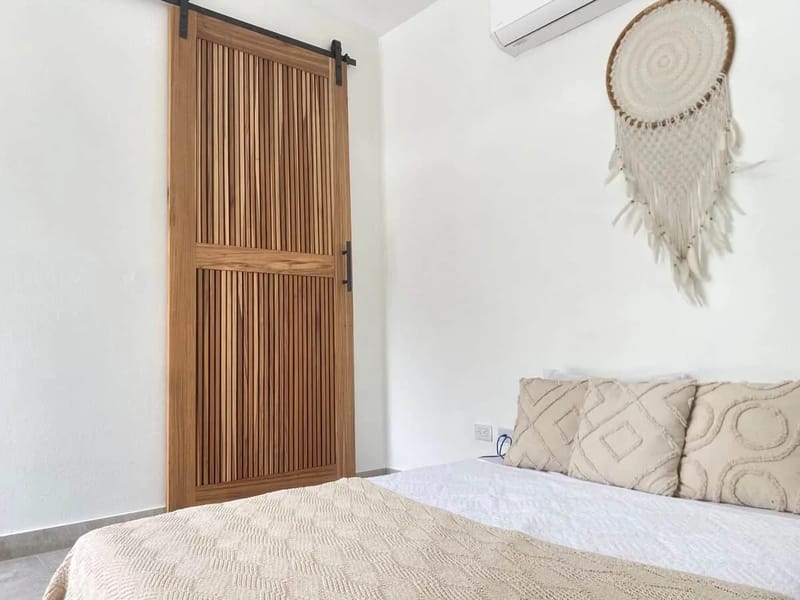Dormitorio con detalles de madera