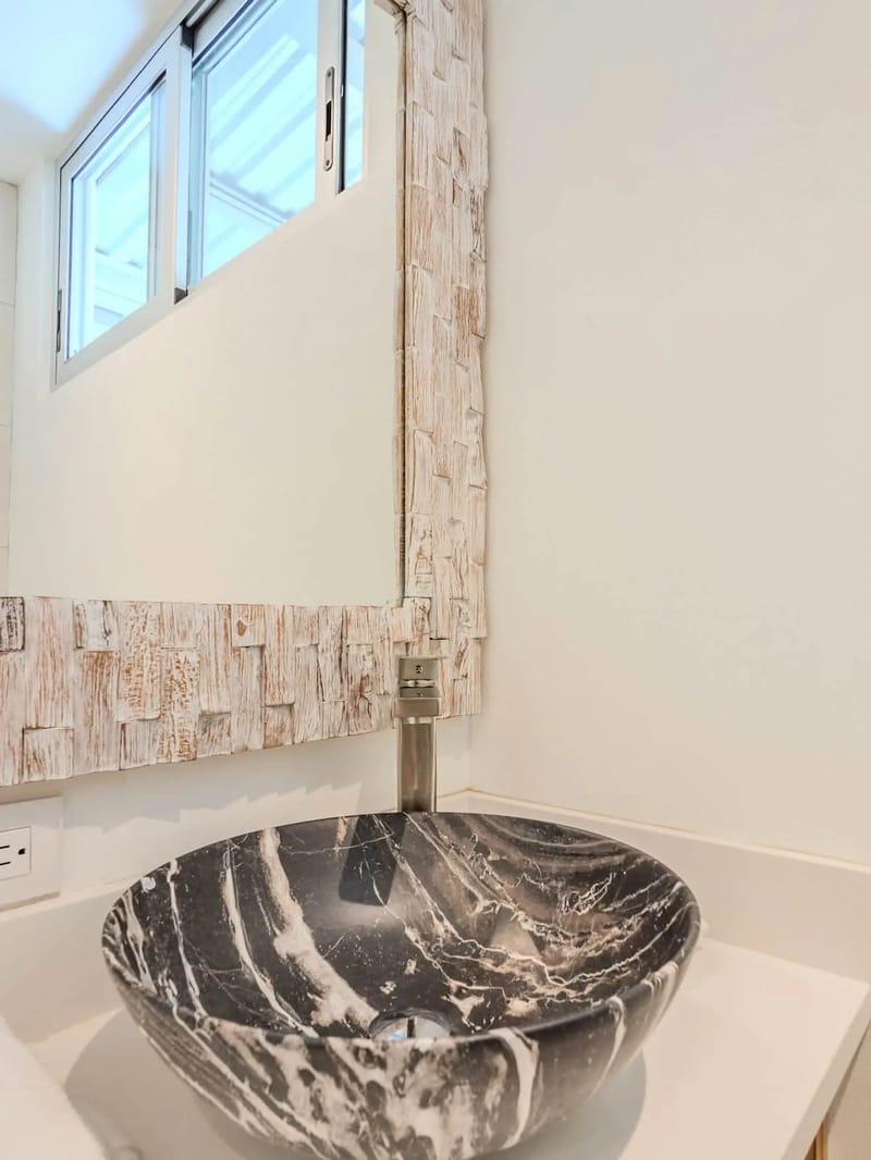 Lavabo de piedra del baño