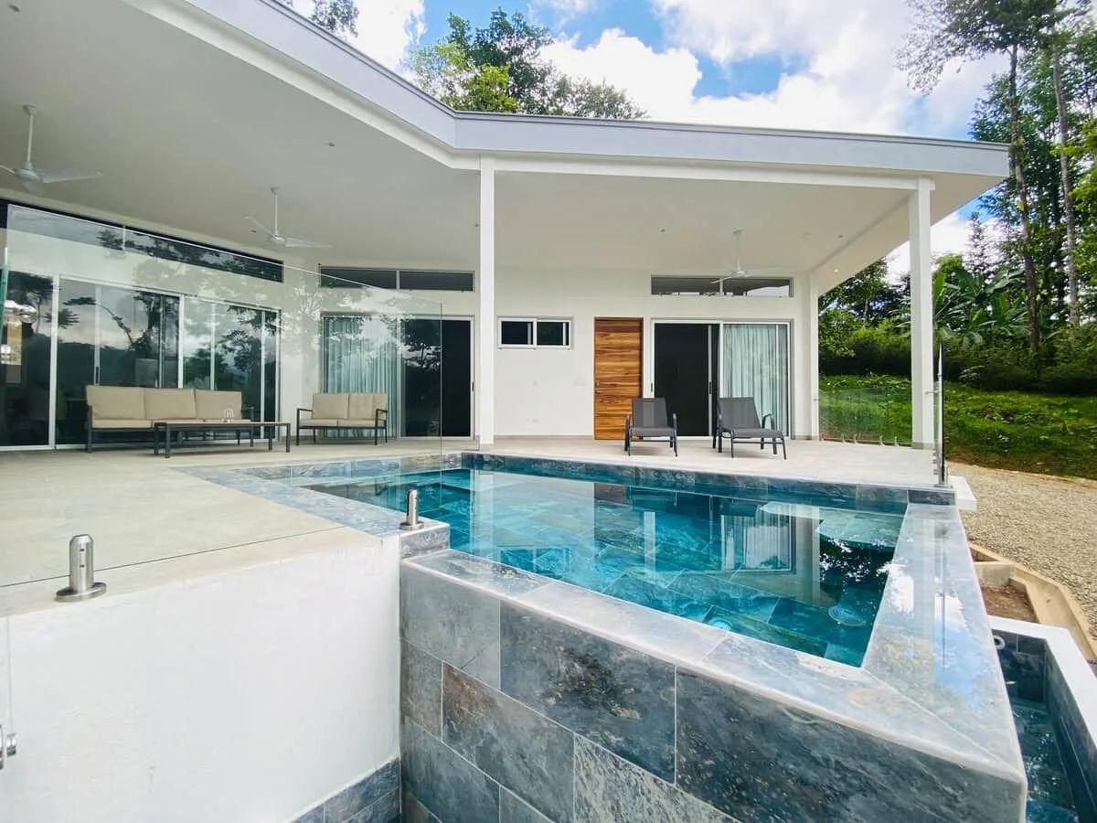 Piscina infinita y villa moderna