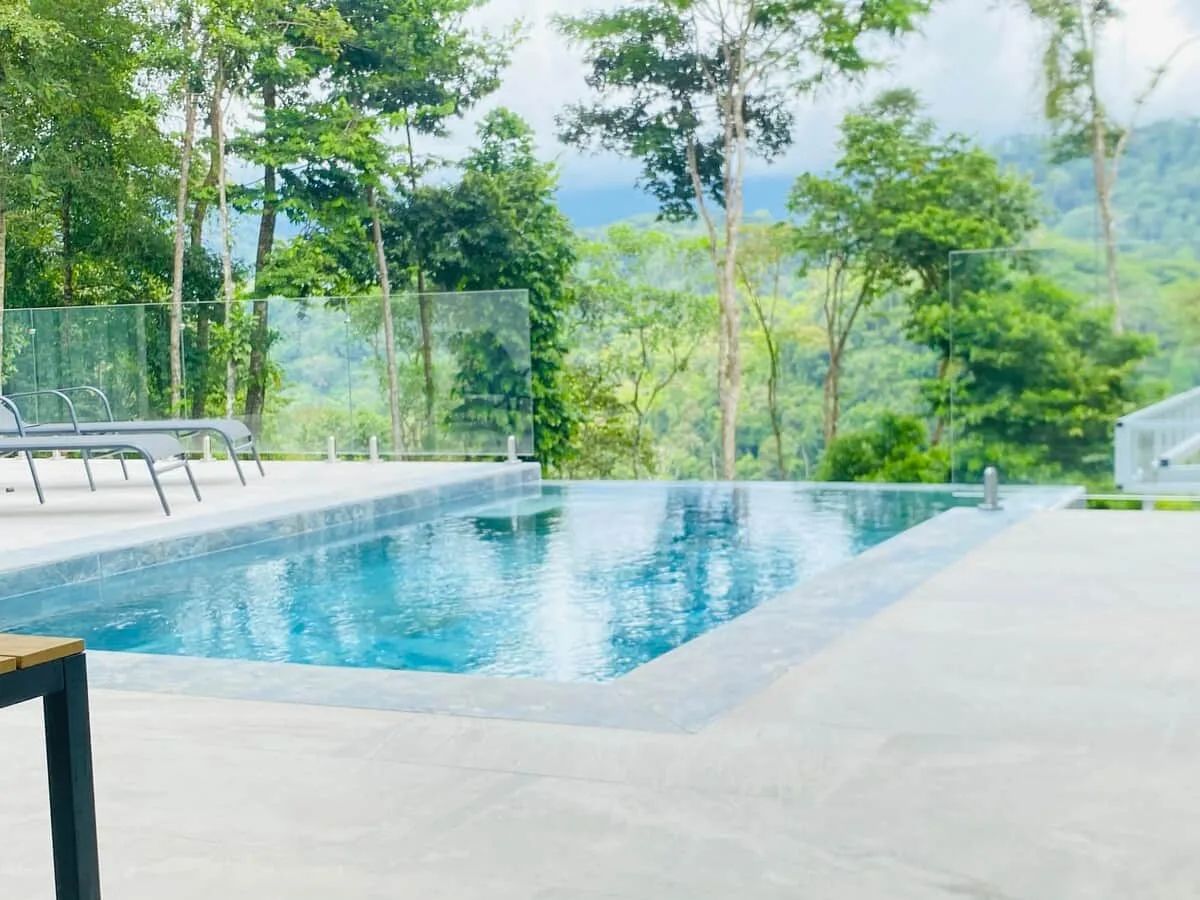 Piscina con vistas a la selva tropical y las montañas