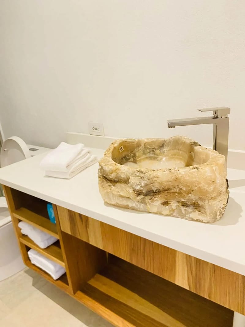 Lavabo de piedra y mueble de baño