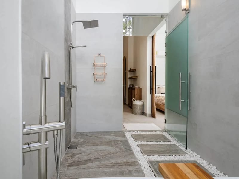 Ducha y bañera del baño