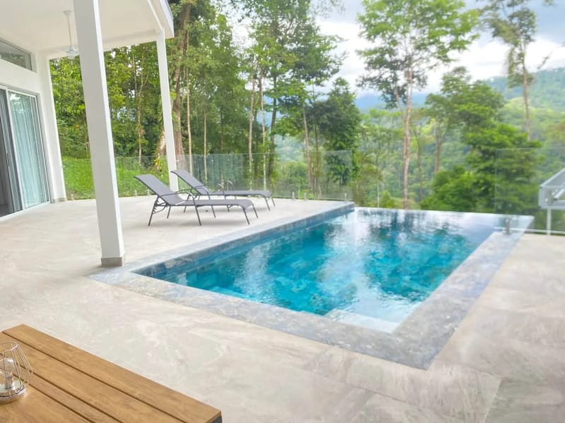 Terraza junto a la piscina