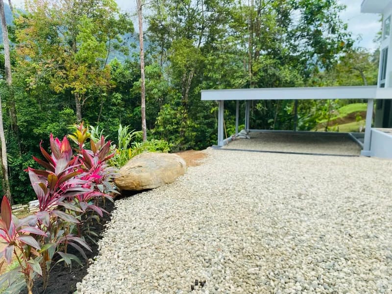 Jardín y zona de estacionamiento cubierta