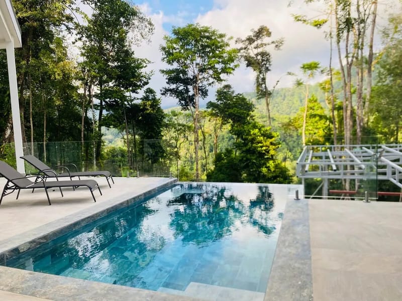Piscina infinita y tumbonas