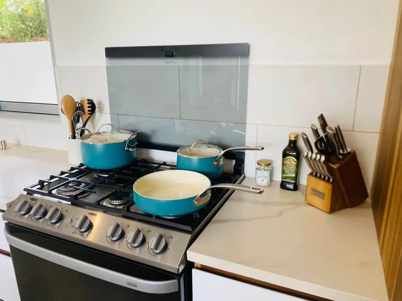 Cocina de gas y utensilios de cocina