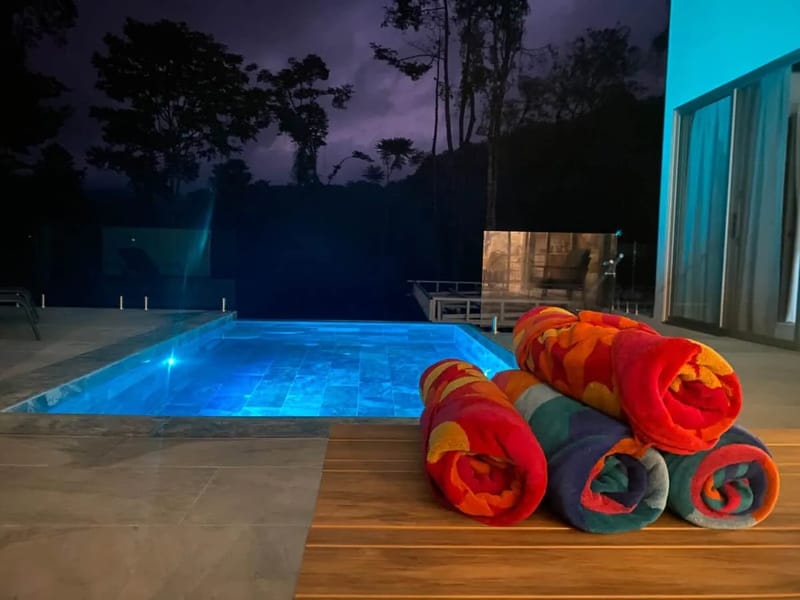 Piscina iluminada al anochecer