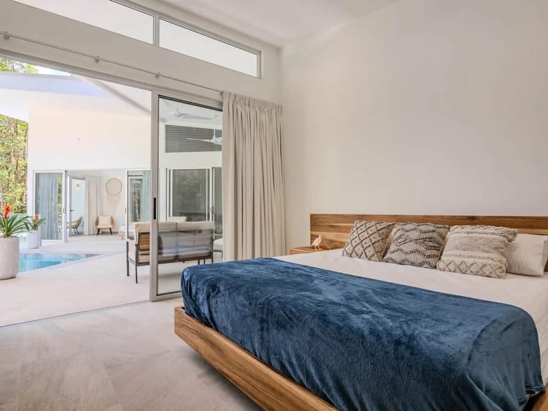 Dormitorio con acceso a espacios de estar luminosos