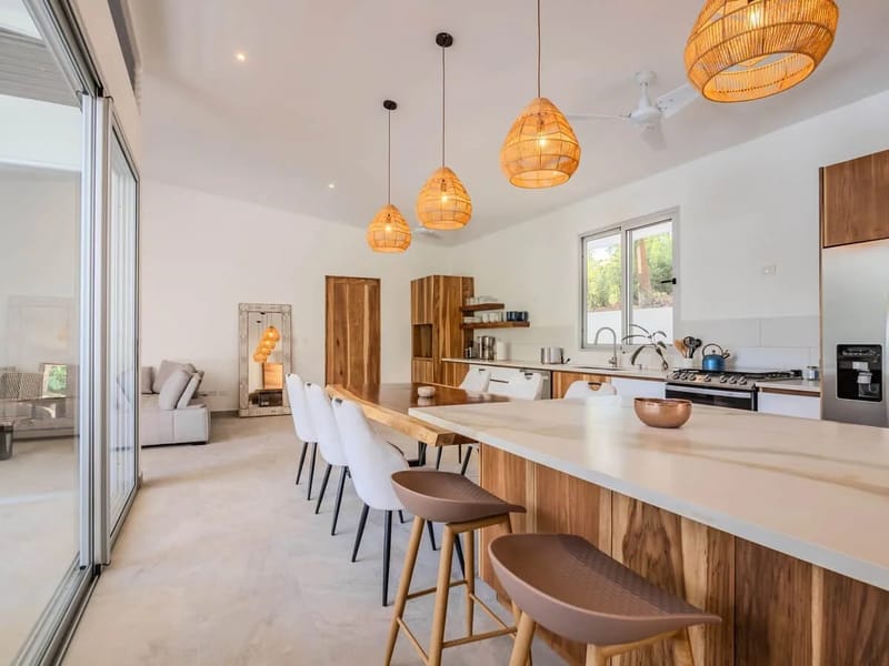 Mesa de comedor y cocina