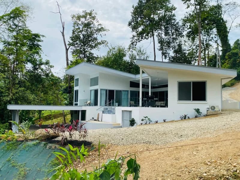 Villa y terrenos ajardinados