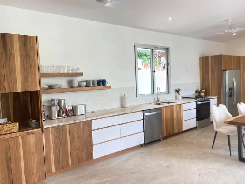 Cocina con electrodomésticos y espacio de almacenamiento