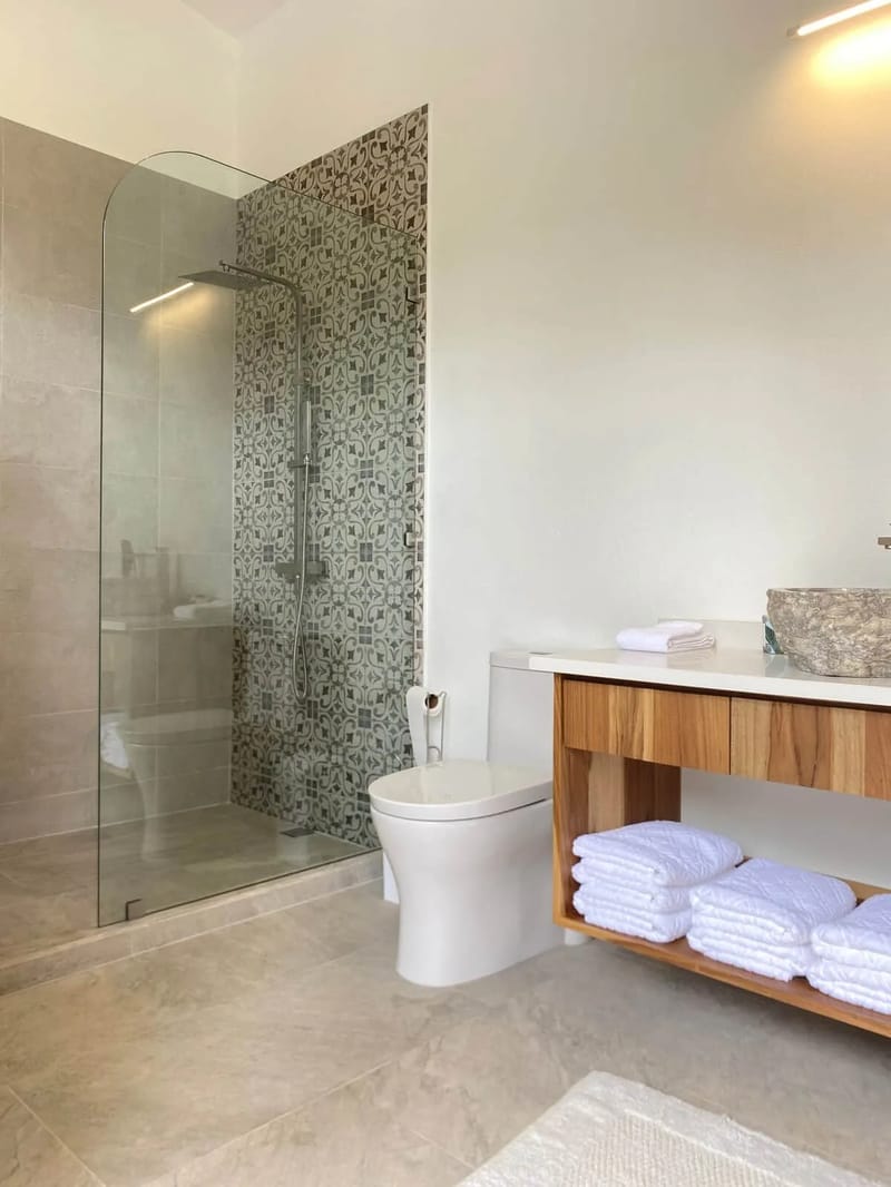 Baño con acabados de piedra