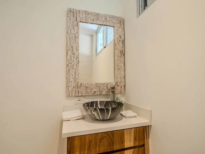 Espejo y mueble de lavabo del baño
