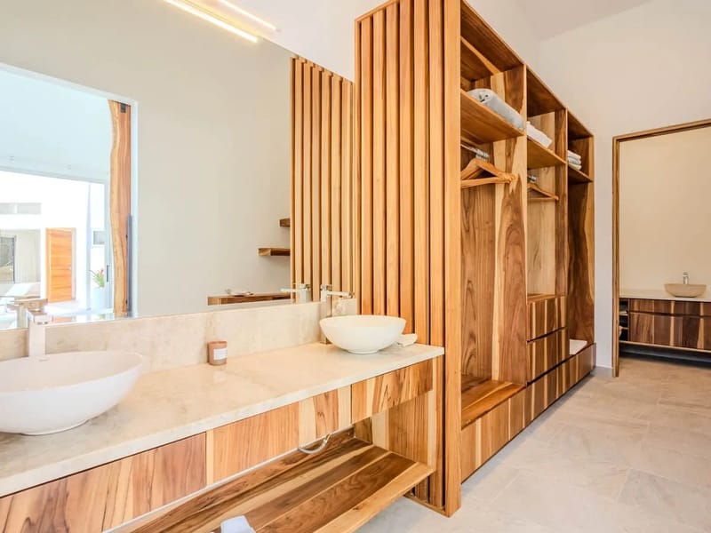 Mueble de lavabo y almacenamiento en el baño