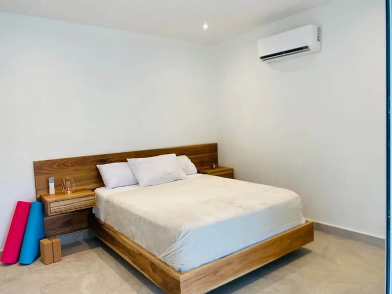Dormitorio con unidad de aire acondicionado