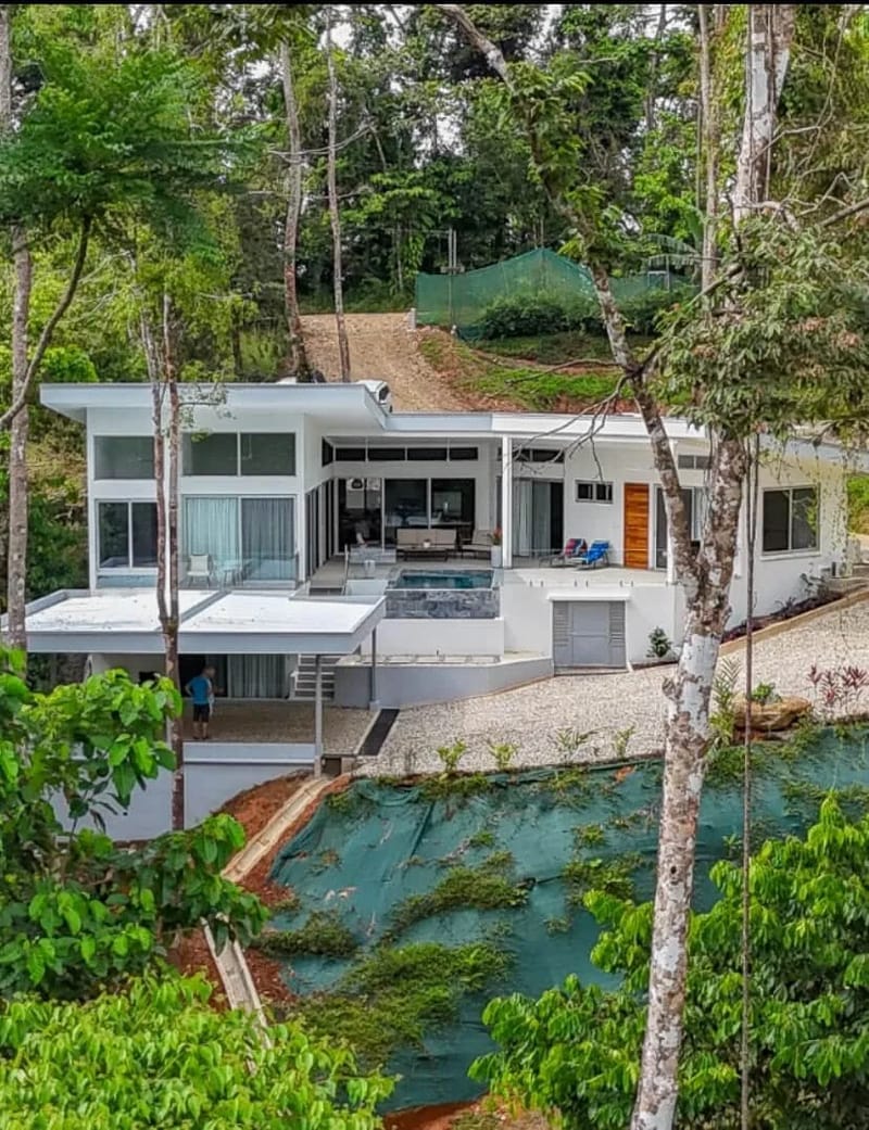 Villa enmarcada por vegetación tropical